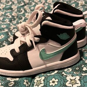 Nike Toddler 8c Shoes with Teal Swoosh